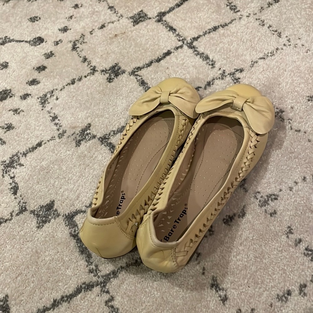 BareTraps Cream leather flats. Woven sides